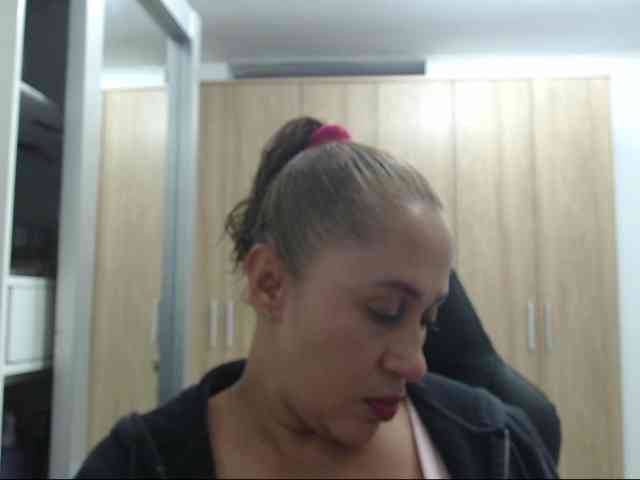 RoxanaMilf webcam