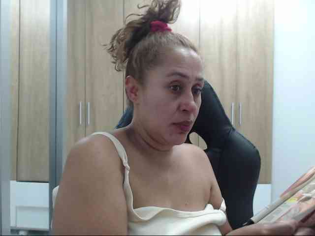 RoxanaMilf webcam
