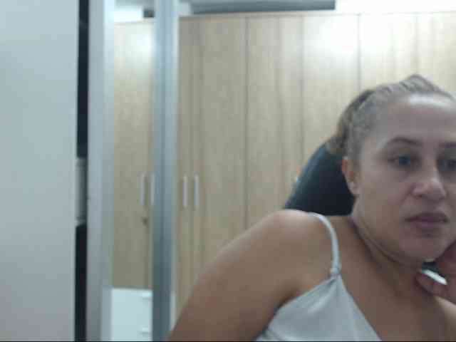 RoxanaMilf webcam