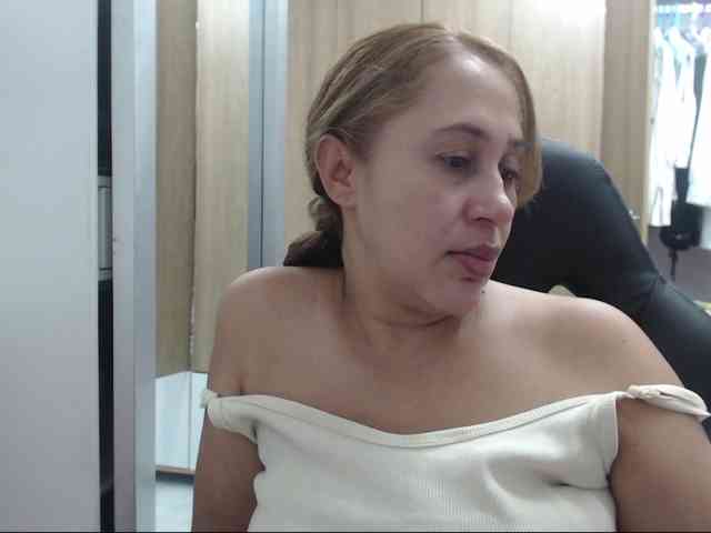 RoxanaMilf webcam