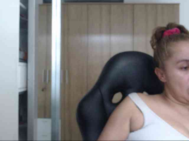 RoxanaMilf webcam
