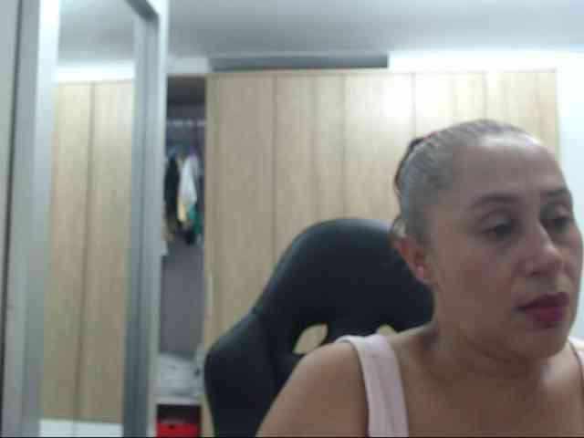 RoxanaMilf webcam