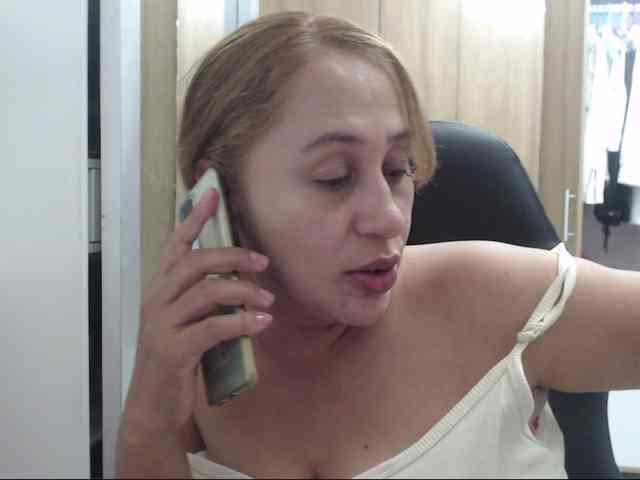RoxanaMilf webcam