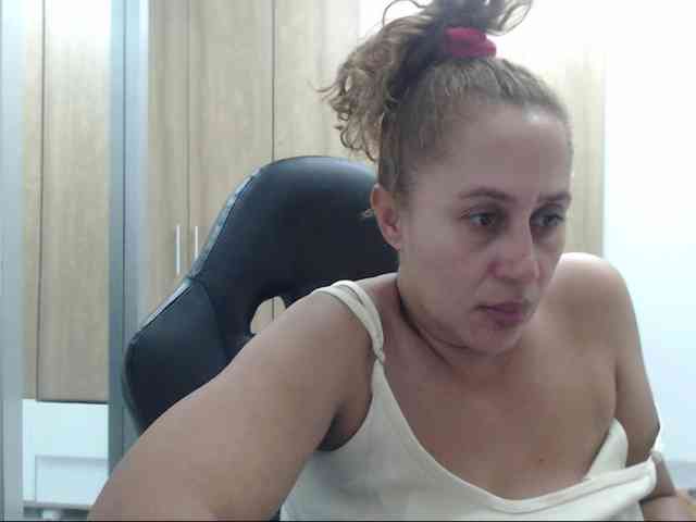 RoxanaMilf webcam