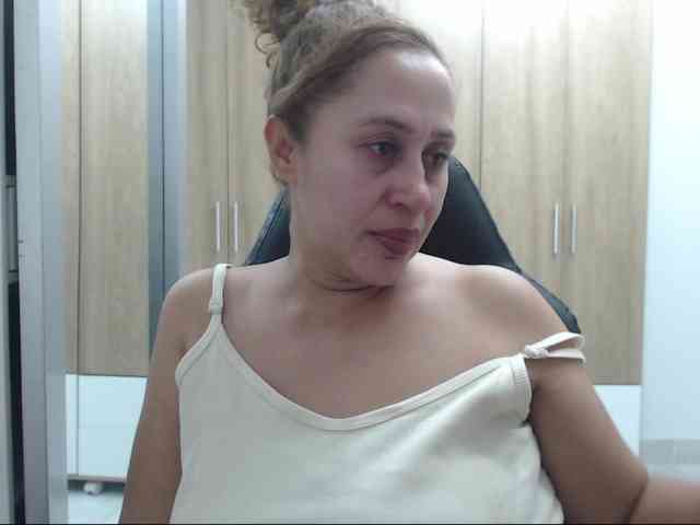 RoxanaMilf webcam
