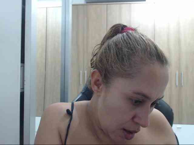 RoxanaMilf webcam