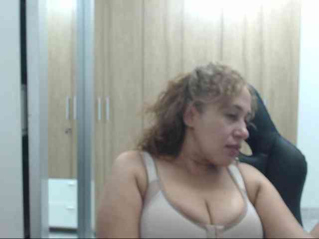 RoxanaMilf webcam