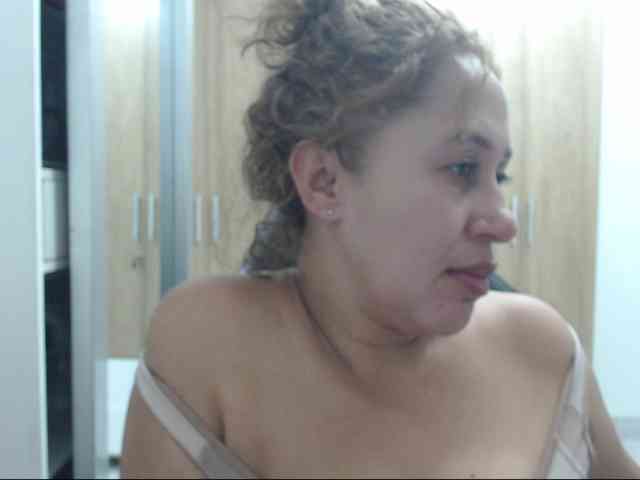 RoxanaMilf webcam
