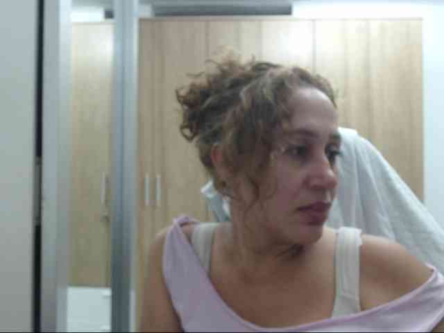 RoxanaMilf webcam