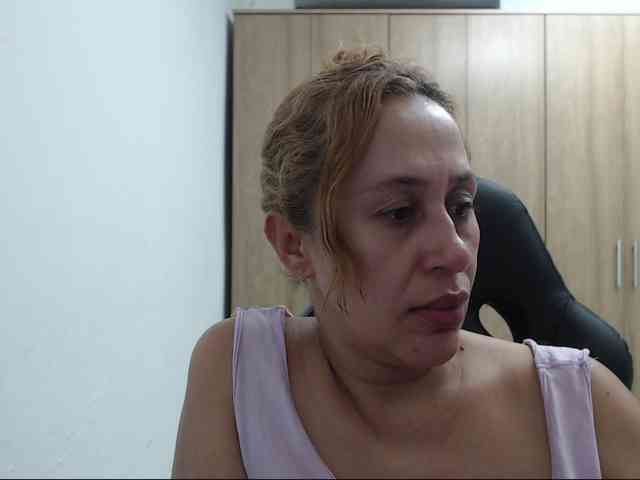 RoxanaMilf webcam
