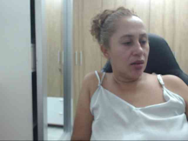 RoxanaMilf webcam