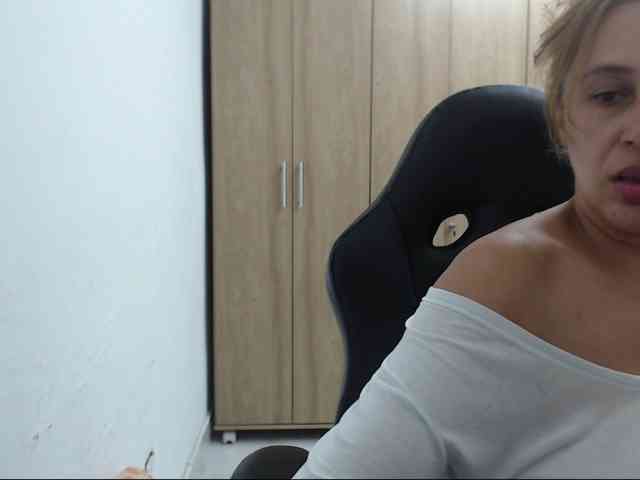 RoxanaMilf webcam
