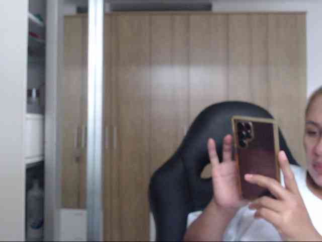 RoxanaMilf webcam