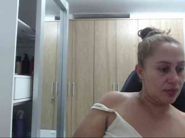 RoxanaMilf webcam