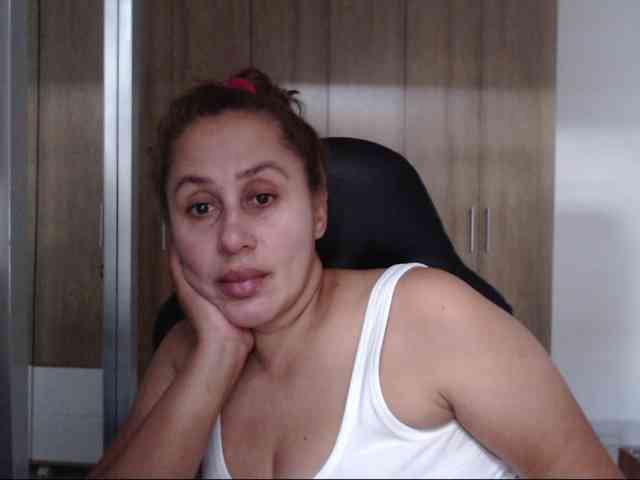 RoxanaMilf webcam