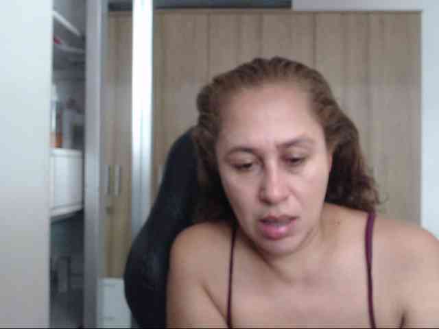 RoxanaMilf webcam