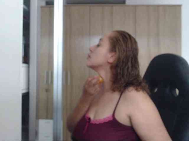RoxanaMilf webcam