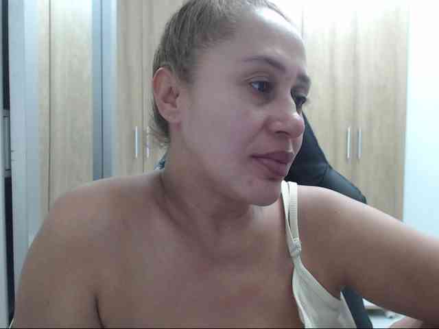 RoxanaMilf webcam