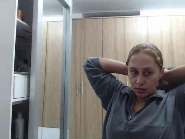 RoxanaMilf webcam