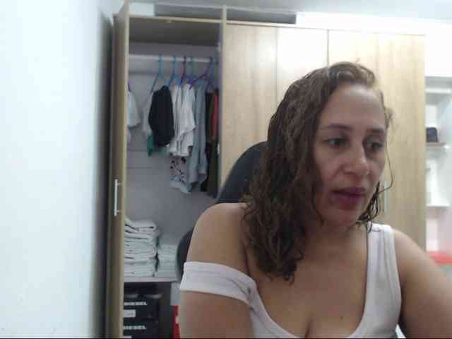 RoxanaMilf webcam