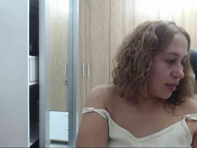 RoxanaMilf webcam