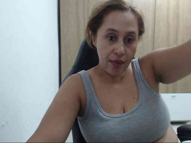 RoxanaMilf webcam