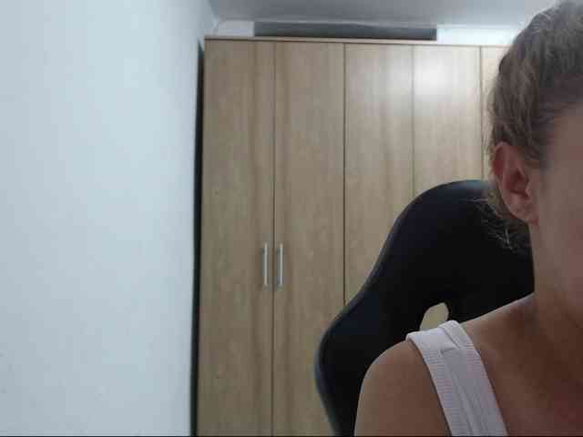 RoxanaMilf webcam