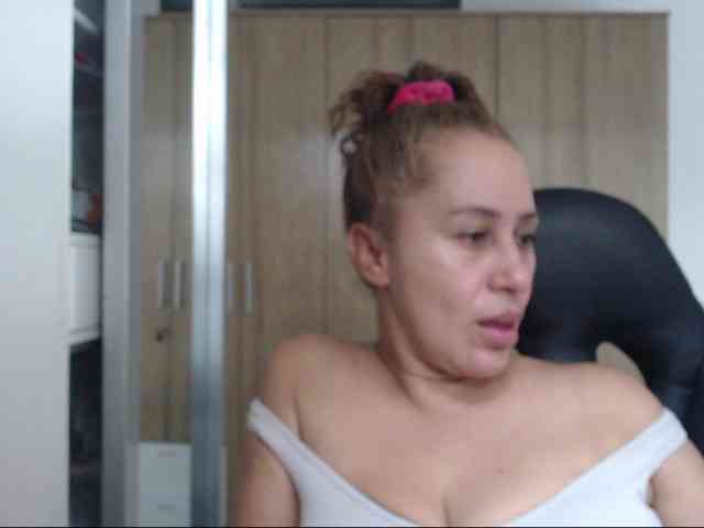 RoxanaMilf webcam