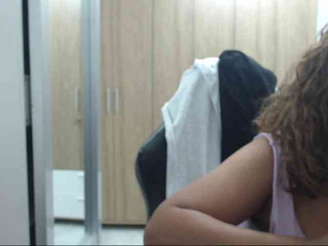 RoxanaMilf webcam