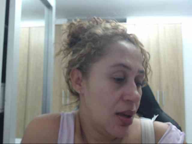 RoxanaMilf webcam
