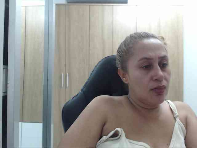 RoxanaMilf webcam