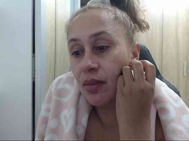 RoxanaMilf's webcam live show