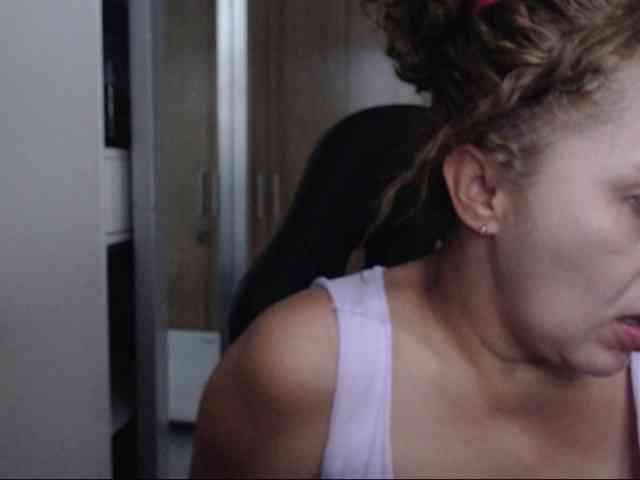RoxanaMilf webcam