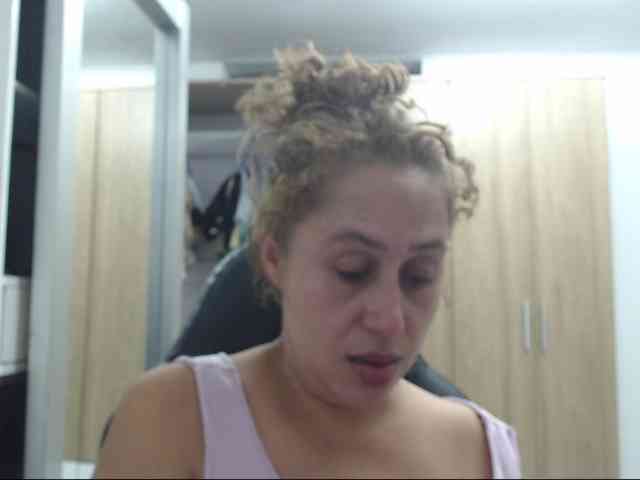 RoxanaMilf webcam