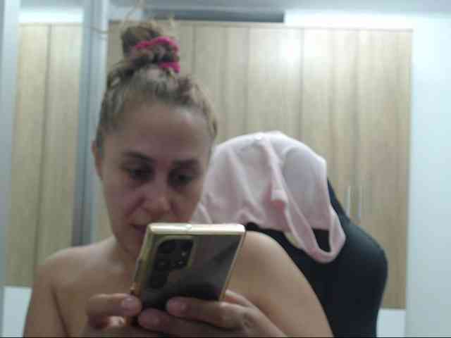 RoxanaMilf webcam