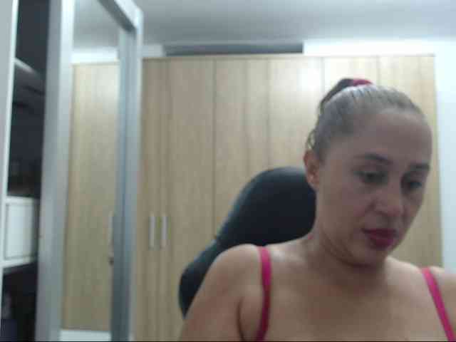 RoxanaMilf webcam
