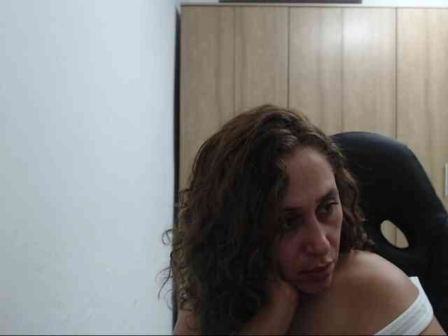 RoxanaMilf webcam