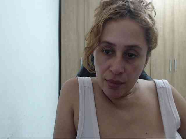 RoxanaMilf webcam