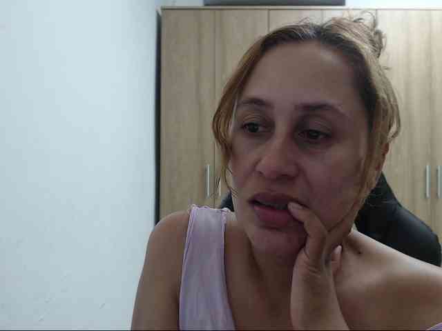 RoxanaMilf webcam