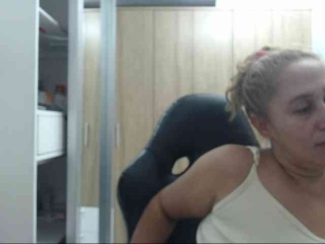 RoxanaMilf webcam