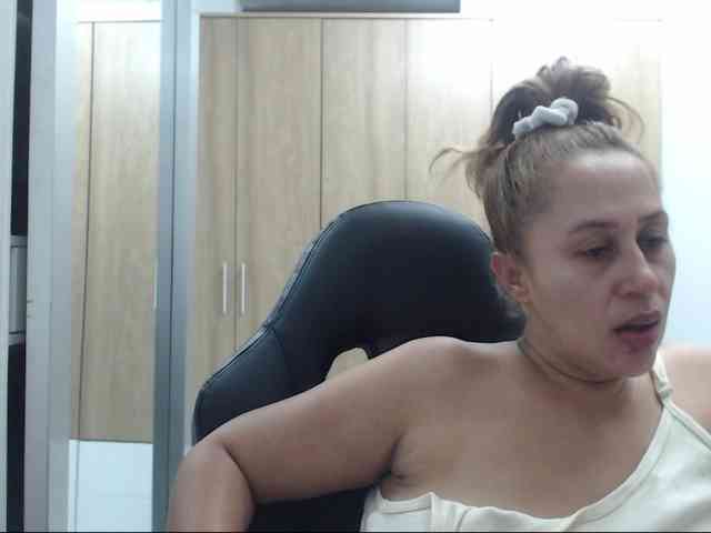 RoxanaMilf webcam