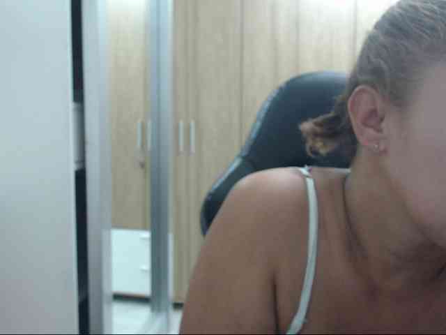 RoxanaMilf webcam