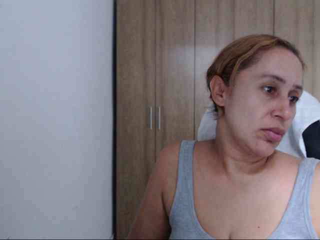 RoxanaMilf webcam