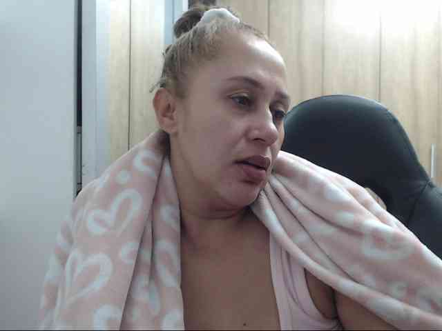 RoxanaMilf webcam