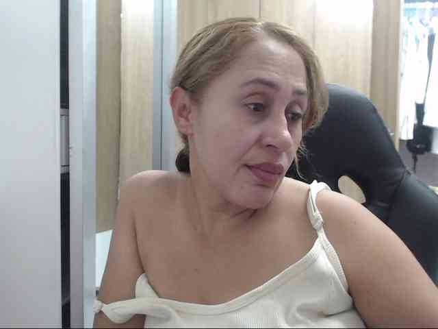 RoxanaMilf webcam