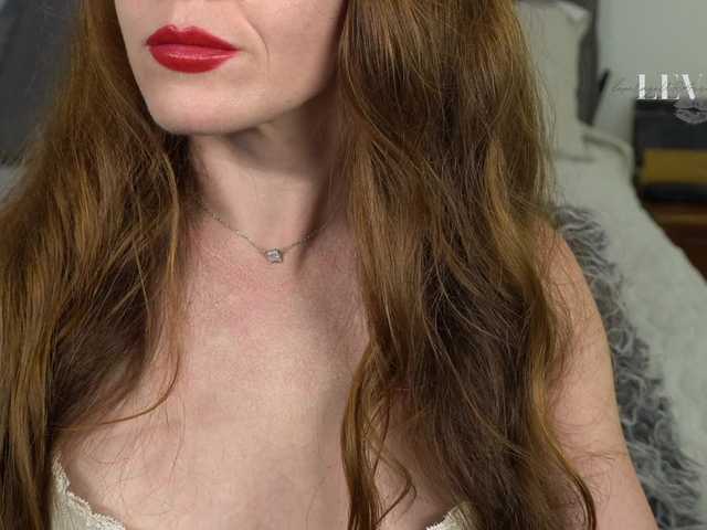 le modèle LeverageURAssets est en webcam porno dans un show sur le site bongacams, il possède les tags suivants: White/Caucasian,Redhead,Hairy