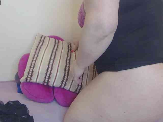 Lady-Adrianna webcam