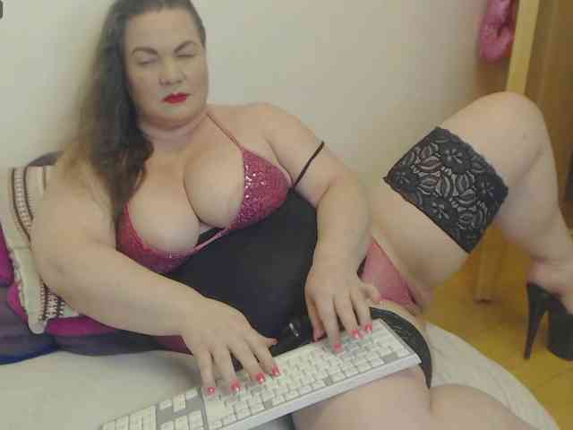 Lady-Adrianna webcam