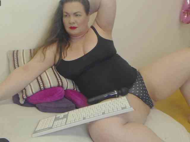 Lady-Adrianna webcam