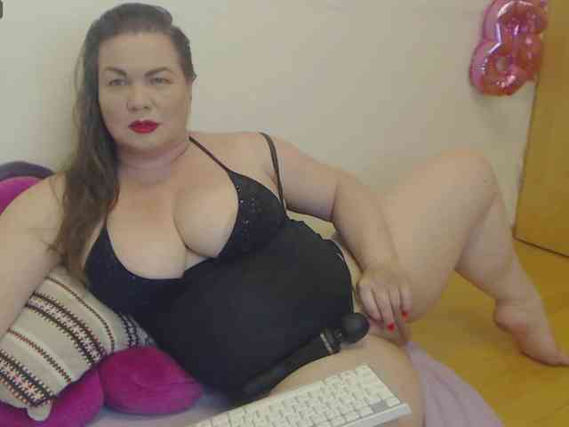 Lady-Adrianna webcam
